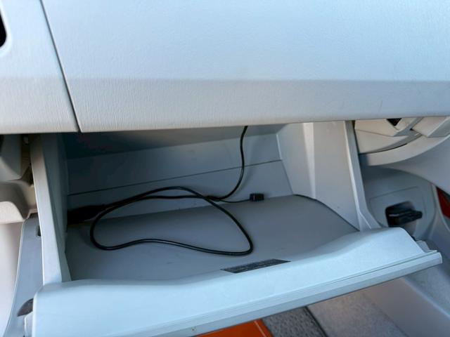 プリウス Ｓツーリングセレクション　★地デジＴＶ★バックカメラ★プッシュスタート★スマートキー★ステアリングスイッチ★オートライト★コーナーポール★ＥＴＣ★ウインカーミラー★フォグライト★純正１７インチホイール★ドアバイザー★（24枚目）