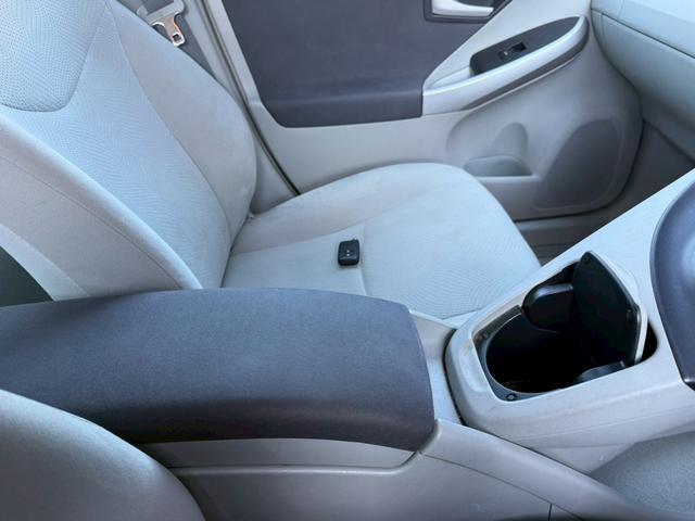 プリウス Ｓツーリングセレクション　★地デジＴＶ★バックカメラ★プッシュスタート★スマートキー★ステアリングスイッチ★オートライト★コーナーポール★ＥＴＣ★ウインカーミラー★フォグライト★純正１７インチホイール★ドアバイザー★（27枚目）