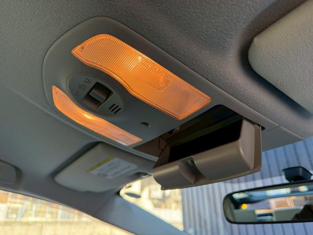 プリウス Ｓツーリングセレクション　★地デジＴＶ★バックカメラ★プッシュスタート★スマートキー★ステアリングスイッチ★オートライト★コーナーポール★ＥＴＣ★ウインカーミラー★フォグライト★純正１７インチホイール★ドアバイザー★（29枚目）