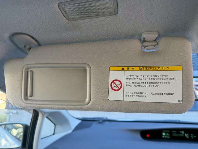 プリウス Ｓツーリングセレクション　★地デジＴＶ★バックカメラ★プッシュスタート★スマートキー★ステアリングスイッチ★オートライト★コーナーポール★ＥＴＣ★ウインカーミラー★フォグライト★純正１７インチホイール★ドアバイザー★（32枚目）