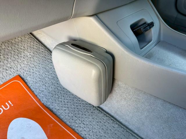 プリウス Ｓツーリングセレクション　★地デジＴＶ★バックカメラ★プッシュスタート★スマートキー★ステアリングスイッチ★オートライト★コーナーポール★ＥＴＣ★ウインカーミラー★フォグライト★純正１７インチホイール★ドアバイザー★（33枚目）