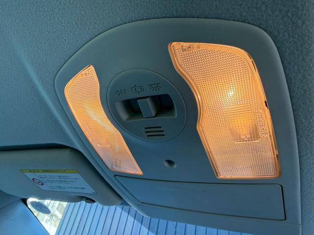 プリウス Ｓツーリングセレクション　★地デジＴＶ★バックカメラ★プッシュスタート★スマートキー★ステアリングスイッチ★オートライト★コーナーポール★ＥＴＣ★ウインカーミラー★フォグライト★純正１７インチホイール★ドアバイザー★（34枚目）