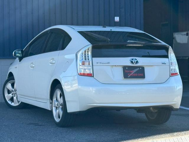 プリウス Ｓツーリングセレクション　★地デジＴＶ★バックカメラ★プッシュスタート★スマートキー★ステアリングスイッチ★オートライト★コーナーポール★ＥＴＣ★ウインカーミラー★フォグライト★純正１７インチホイール★ドアバイザー★（64枚目）