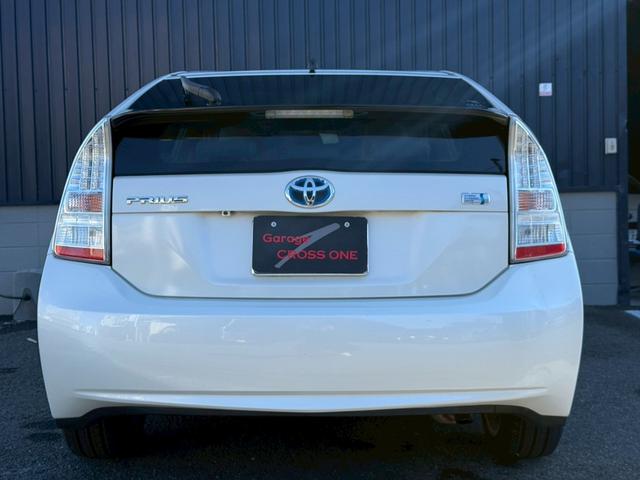 プリウス Ｓツーリングセレクション　★地デジＴＶ★バックカメラ★プッシュスタート★スマートキー★ステアリングスイッチ★オートライト★コーナーポール★ＥＴＣ★ウインカーミラー★フォグライト★純正１７インチホイール★ドアバイザー★（65枚目）