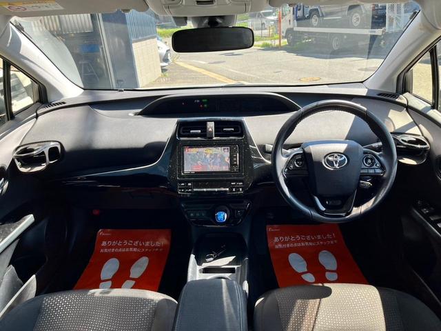 プリウス S・地デジナビ・ETC・クルーズコントロール ・地デジナビ・ETC・クルーズコントロール・プッシュスタート・ステアリングスイッチ・オートライト・プリクラッシュセーフティ・スマートキー・フロアマット・オートエアコン・LEDヘッドライト・ドアバイザー(8枚目)