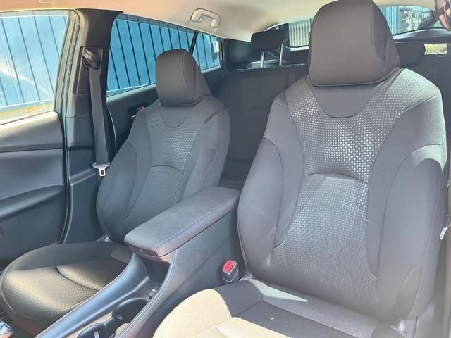 プリウス S・地デジナビ・ETC・クルーズコントロール ・地デジナビ・ETC・クルーズコントロール・プッシュスタート・ステアリングスイッチ・オートライト・プリクラッシュセーフティ・スマートキー・フロアマット・オートエアコン・LEDヘッドライト・ドアバイザー(24枚目)