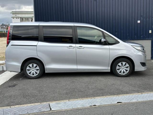 ノア Ｘ★純正ナビ★ブルートゥースオーディオ★ＥＴＣ★ＬＤＡ　★純正ナビ★ブルートゥースオーディオ★ＥＴＣ★ＬＤＡ★ＰＣＳ★ステアリングリモコン★クルーズコントロール★プッシュスタート★スマートキー★両側パワースライド★７人乗り★オートミラー★純正フロアマット（40枚目）