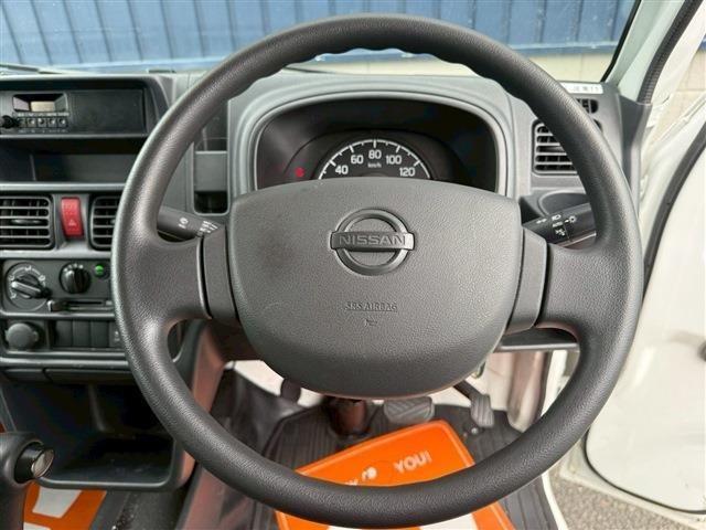 NT100クリッパートラック DX ラジオ AM FM ETC エアコン オートマチック フロアマット ドアバイザー 12インチ純正ホイール レベライザー オートライトスペアタイヤ(9枚目)