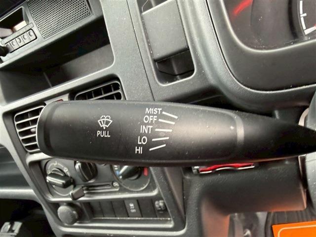 NT100クリッパートラック DX ラジオ AM FM ETC エアコン オートマチック フロアマット ドアバイザー 12インチ純正ホイール レベライザー オートライトスペアタイヤ(10枚目)