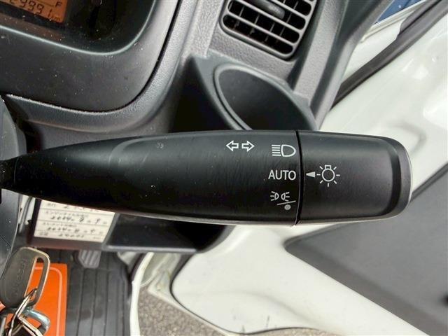 NT100クリッパートラック DX ラジオ AM FM ETC エアコン オートマチック フロアマット ドアバイザー 12インチ純正ホイール レベライザー オートライトスペアタイヤ(11枚目)