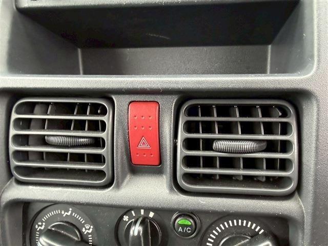 NT100クリッパートラック DX ラジオ AM FM ETC エアコン オートマチック フロアマット ドアバイザー 12インチ純正ホイール レベライザー オートライトスペアタイヤ(24枚目)