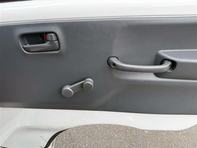 NT100クリッパートラック DX ラジオ AM FM ETC エアコン オートマチック フロアマット ドアバイザー 12インチ純正ホイール レベライザー オートライトスペアタイヤ(27枚目)