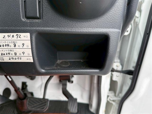 NT100クリッパートラック DX ラジオ AM FM ETC エアコン オートマチック フロアマット ドアバイザー 12インチ純正ホイール レベライザー オートライトスペアタイヤ(28枚目)