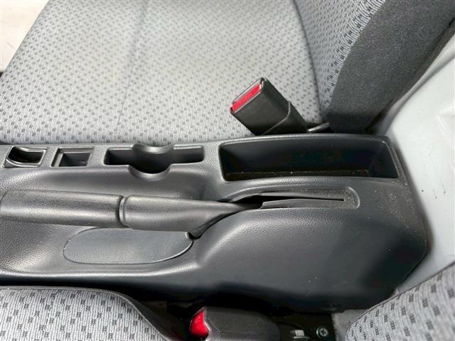 NT100クリッパートラック DX ラジオ AM FM ETC エアコン オートマチック フロアマット ドアバイザー 12インチ純正ホイール レベライザー オートライトスペアタイヤ(31枚目)