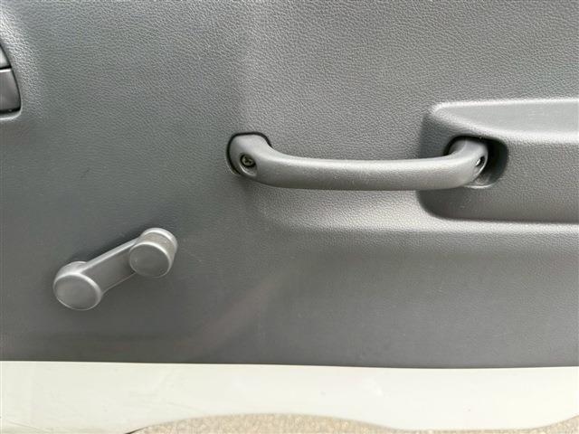 NT100クリッパートラック DX ラジオ AM FM ETC エアコン オートマチック フロアマット ドアバイザー 12インチ純正ホイール レベライザー オートライトスペアタイヤ(37枚目)