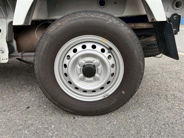 NT100クリッパートラック DX ラジオ AM FM ETC エアコン オートマチック フロアマット ドアバイザー 12インチ純正ホイール レベライザー オートライトスペアタイヤ(50枚目)