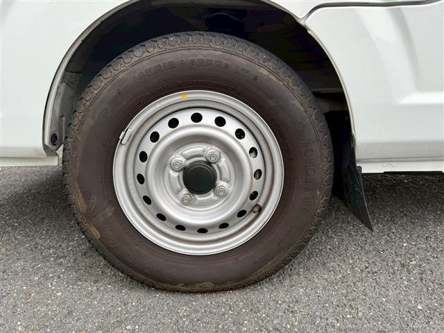 NT100クリッパートラック DX ラジオ AM FM ETC エアコン オートマチック フロアマット ドアバイザー 12インチ純正ホイール レベライザー オートライトスペアタイヤ(55枚目)