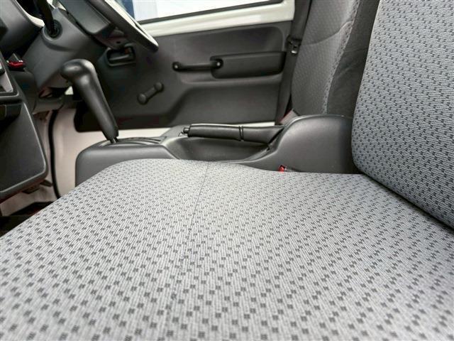 NT100クリッパートラック DX ラジオ AM FM ETC エアコン オートマチック フロアマット ドアバイザー 12インチ純正ホイール レベライザー オートライトスペアタイヤ(58枚目)