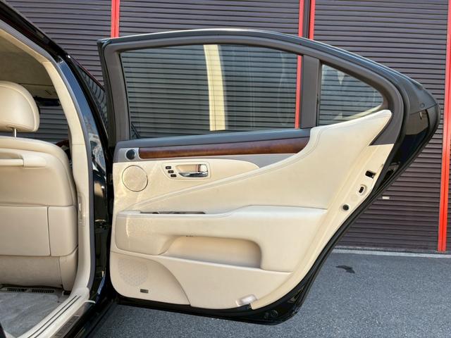 ＬＳ ＬＳ６００ｈＬ　エグゼクティブパッケージ　リアモニター　シートヒータークーラー　クルーズコントロール　禁煙　１００Ｖ電源　パワーバックドア　クリアランスソナー　ブルーレイ　Ｂｌｕｅｔｏｏｔｈ接続　パワーシート　バックカメラ（22枚目）
