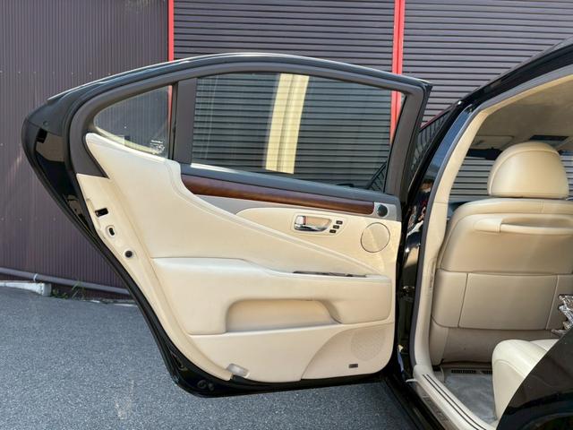 ＬＳ ＬＳ６００ｈＬ　エグゼクティブパッケージ　リアモニター　シートヒータークーラー　クルーズコントロール　禁煙　１００Ｖ電源　パワーバックドア　クリアランスソナー　ブルーレイ　Ｂｌｕｅｔｏｏｔｈ接続　パワーシート　バックカメラ（25枚目）