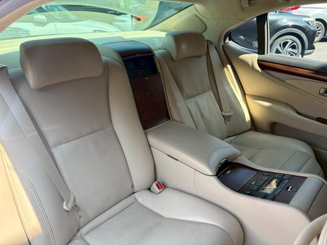 ＬＳ ＬＳ６００ｈＬ　エグゼクティブパッケージ　リアモニター　シートヒータークーラー　クルーズコントロール　禁煙　１００Ｖ電源　パワーバックドア　クリアランスソナー　ブルーレイ　Ｂｌｕｅｔｏｏｔｈ接続　パワーシート　バックカメラ（33枚目）