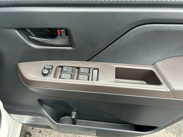 ルーミー X ブルートゥース WエアB パワーステアリング エアバッグ フルフラット アイドルストップ オートライト ABS ウォークスルー 衝突安全ボディ(22枚目)