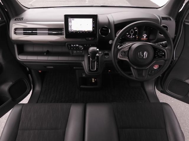 視界広々で非常に運転しやすくロングドライブでも疲れを感じさせないすっきりとまとまったインパネ周りです。