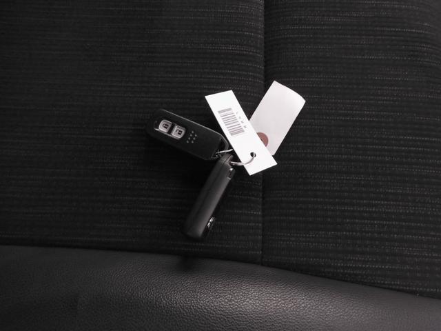 ◆スマートキー◆カギをバッグやポケットに入れたままでもドアロックの開閉ができる『スマートキー』付き！雨天や暗くなってもカギを取り出す必要がなくドアの開錠＆エンジンも始動できます