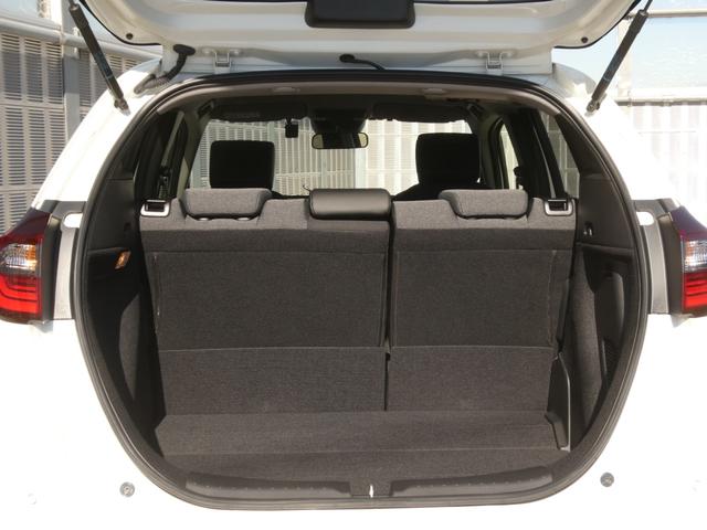 フィット ｅ：ＨＥＶホーム　デモカー　９インチナビ　バックカメラ　ドラレコ　ＥＴＣ　アダプティブクルーズコントロール　Ｂｌｕｅｔｏｏｔｈ　ＵＳＢ入力端子　ＬＥＤヘッドライト　衝突被害軽減ブレーキ　オートハイビーム　禁煙車（11枚目）