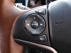 ナビオーディオ連動のステアリングスイッチ。ボタンを見ずに操作ができるので運転中も安全に音量やチャンネルの変更できます。 7