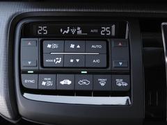 オートエアコンは温度を設定すれば自動で快適な状態をキープしてくれるので運転中の温度操作が減り安全面でも安心ですね。 3