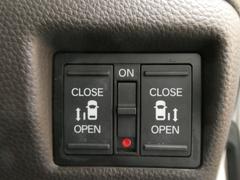 【パワースライドドア】が装備されています。挟み込み防止装置により、お子さまの乗り降りも安心です。車外・車内のドアハンドルからはもちろん、運転席スイッチやリモコンキーからも開閉操作が可能で便利です。 5