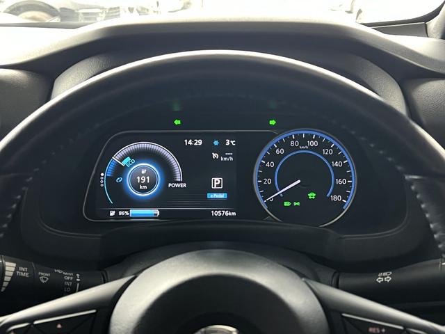 リーフ Ｘ　／ワンオーナー車／１２セグ／エマブレ／ＬＤＷ／ＤＡ／ＬＥＤヘッド／１７ＡＷ／ＣａｒＰｌａｙ／フルセグ／３６０°カメラ／プロパイロットＰ／デジタルインナーミラー／ドラレコ／ＥＴＣ／禁煙車（53枚目）