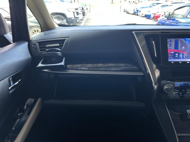 ヴェルファイア ２．５Ｘ　／３０後期／セーフティセンス／ＩＣＳ＋ＰＫＳＢ／ＬＥＤヘッド／ＬＥＤフォグ／ＬＥＤリヤコンビ／１８ＡＷ／両側電動スライド／９型ナビ／ＳＤＬ／フルセグ／ＢＴ／マルチバックモニター／ＥＴＣ（64枚目）