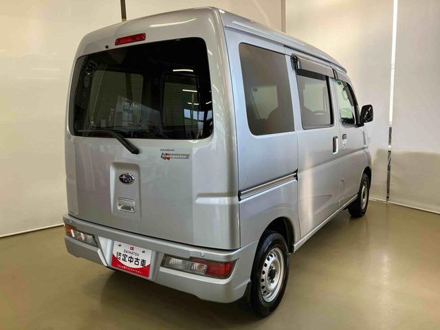 サンバーバン トランスポータースマートアシスト　ラジオ付き　両側スライドドア　キーレスエントリー　パートタイム４ＷＤ　スペアタイヤ付き　後席フルフラットシート　オートハイビーム　衝突回避支援ブレーキ　アイドリングストップ（4枚目）