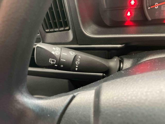 サンバーバン トランスポータースマートアシスト　ラジオ付き　両側スライドドア　キーレスエントリー　パートタイム４ＷＤ　スペアタイヤ付き　後席フルフラットシート　オートハイビーム　衝突回避支援ブレーキ　アイドリングストップ（13枚目）