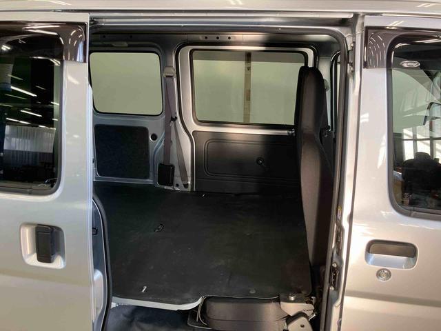 サンバーバン トランスポータースマートアシスト　ラジオ付き　両側スライドドア　キーレスエントリー　パートタイム４ＷＤ　スペアタイヤ付き　後席フルフラットシート　オートハイビーム　衝突回避支援ブレーキ　アイドリングストップ（19枚目）