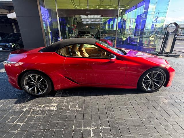 ���b�h�N���A�����w�ɂ��d�˂��[�݂̂���N�₩�ȐԐF�ł��B