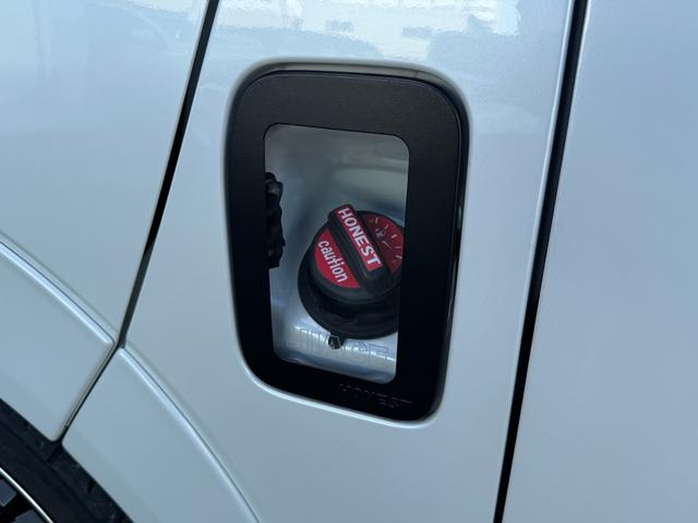 ハイエースバン スーパーGL☆ライトカスタム☆Fリップ☆悪顔ボンネット☆ヘッドライトインナーキャンディペイント☆ローダウン☆20インチアルミ☆フルLEDテール☆ベットキット☆ナビフルセグTV☆ETC☆バックカメラ(62枚目)