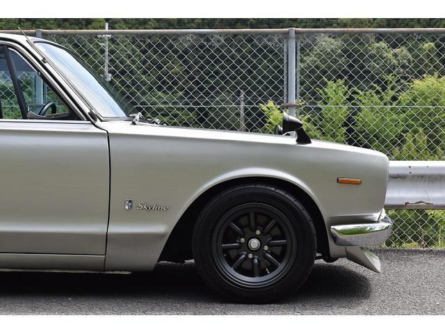 スカイライン ２０００ＧＴ　ハコスカ　４５年前期仕様　Ｌ２０エンジン　５速マニュアル　ソレックスキャブレター　タコ足　デュアルマフラー　ＬＳＤ　前後車高調　ワタナベ１４インチホイール（15枚目）