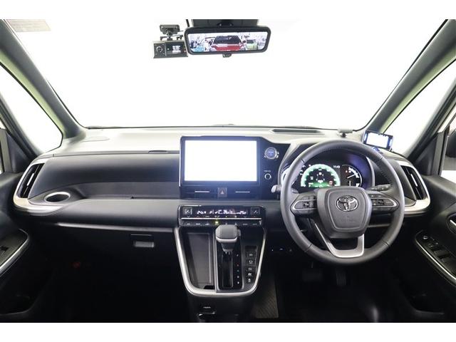 ノア ハイブリッドＳ－Ｚ　横滑り防止機能　エアバッグ　オートクルーズコントロール　地デジ　両側自動ドア　ダブルエアコン　スマートエントリー　ＬＥＤランプ　バックモニター　メモリナビ　３列シート　ＥＴＣ付き　ＡＢＳ　ＡＣ１００Ｖ（4枚目）