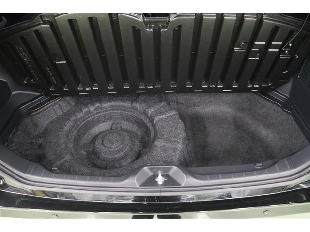 ���Q�[�W�X�y�[�X�ɂ͏������[������Ă��܂��B�T�u�g�����N�Ƃ��Ďg�p����̂͂������A�w�̍����ו���ςݍ��ގ��ɂ��֗��ł���B�}�b�g�̉��ɂ̓X�y�A�^�C���𑕔����Ă��܂��B