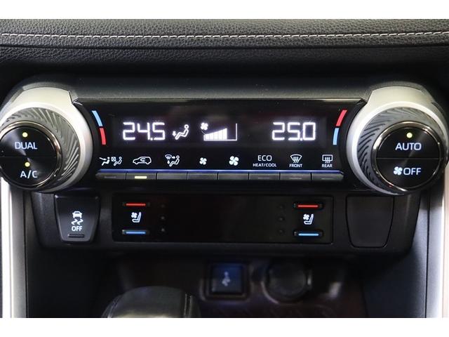 RAV4 G Zパッケージ 横滑り防止 キーレスエントリー スマキー クルコン ETC付 リヤカメラ 助手席エアバッグ 整備記録簿 アルミ LEDランプ オートエアコン 盗難防止システム メモリ-ナビ ナビ エアバッグ ABS(17枚目)