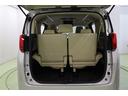 バックドアが大きく開き、スクエア型の開口部で、背の高い荷物も積み込みやすいラゲージスペースです。バックドアはイージークローザー付。半ドアを感知したら、閉めなおししなくても静かにキッチリ閉めてくれます。