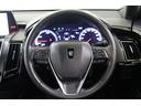 手先が冷える時期に嬉しいステアリングヒーターを装備しています。ハンズフリー電話や音声認識、オーディオ操作やインフォメーションディスプレイ内の表示切替えが出来るスイッチも装備しています。