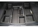 ラゲージスペースには床下収納を備えています。トレーが仕切られているので、洗車用品や靴など整理して収納出来て便利ですよ。