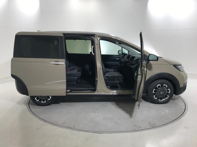 フリード e:HEVクロスター 登録済未使用車 マルチビュー シートヒーター アダプティブクルーズ 後席サーキュレーター 衝突軽減ブレーキ 両側電動スライドドア 6人乗り 純正アルミ ホンダセンシング ブラインドスポット(9枚目)