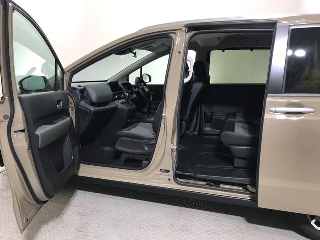 フリード e:HEVクロスター 登録済未使用車 マルチビュー シートヒーター アダプティブクルーズ 後席サーキュレーター 衝突軽減ブレーキ 両側電動スライドドア 6人乗り 純正アルミ ホンダセンシング ブラインドスポット(14枚目)