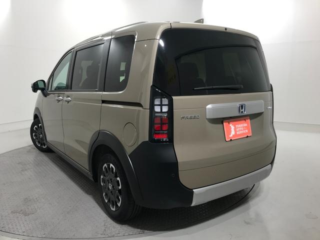 フリード ｅ：ＨＥＶクロスター　登録済未使用車　マルチビュー　シートヒーター　アダプティブクルーズ　後席サーキュレーター　衝突軽減ブレーキ　両側電動スライドドア　６人乗り　純正アルミ　ホンダセンシング　ブラインドスポット（6枚目）