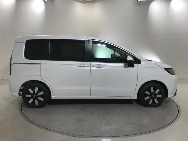 フリード エアー　ＥＸ　登録済未使用車　シートヒーター　アダプティブクルーズ　後席サーキュレーター　衝突軽減ブレーキ　両側電動スライドドア　６人乗り　純正アルミホイール　ホンダセンシング　ＬＥＤライト　コーナーセンサー（9枚目）